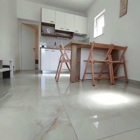 Apartment With Terrace And Garden Пировац Экстерьер фото