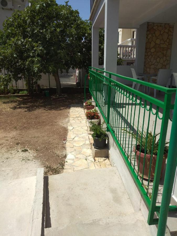 Apartment With Terrace And Garden Пировац Экстерьер фото