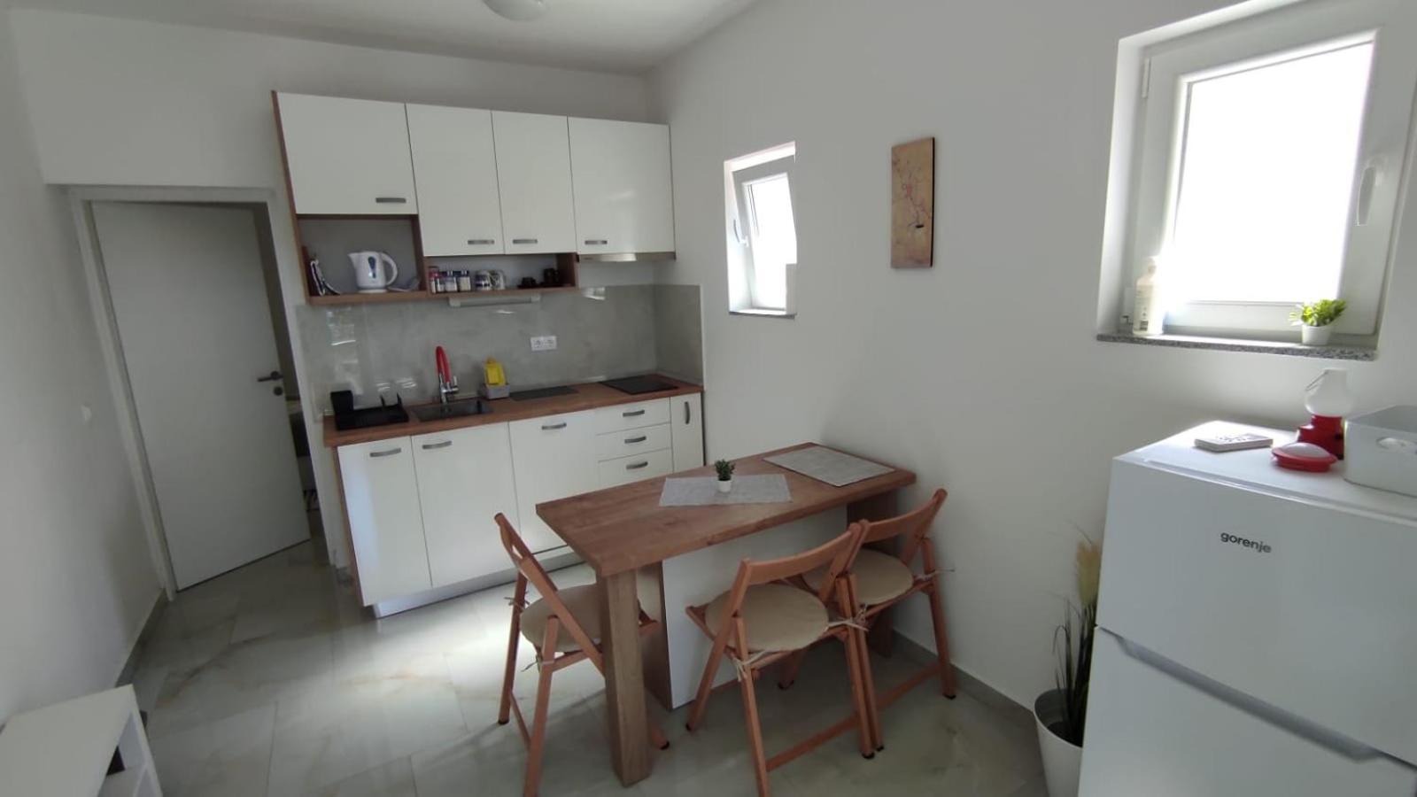 Apartment With Terrace And Garden Пировац Экстерьер фото