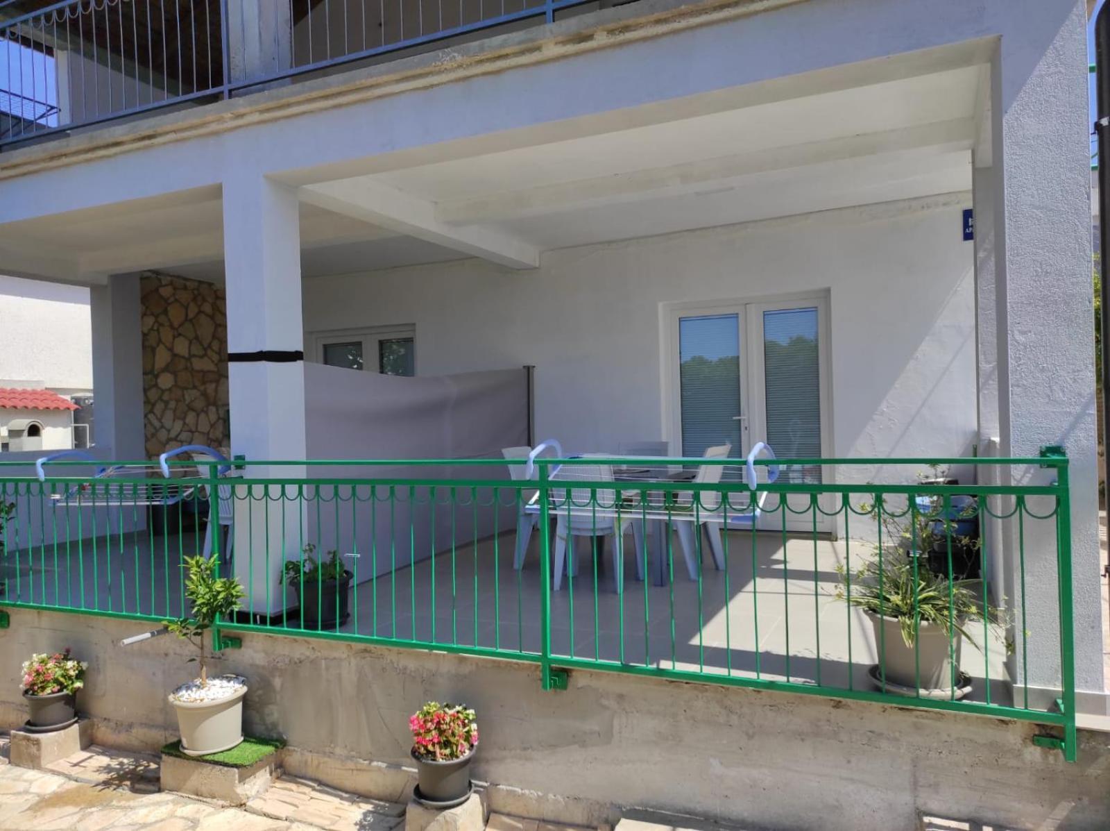 Apartment With Terrace And Garden Пировац Экстерьер фото