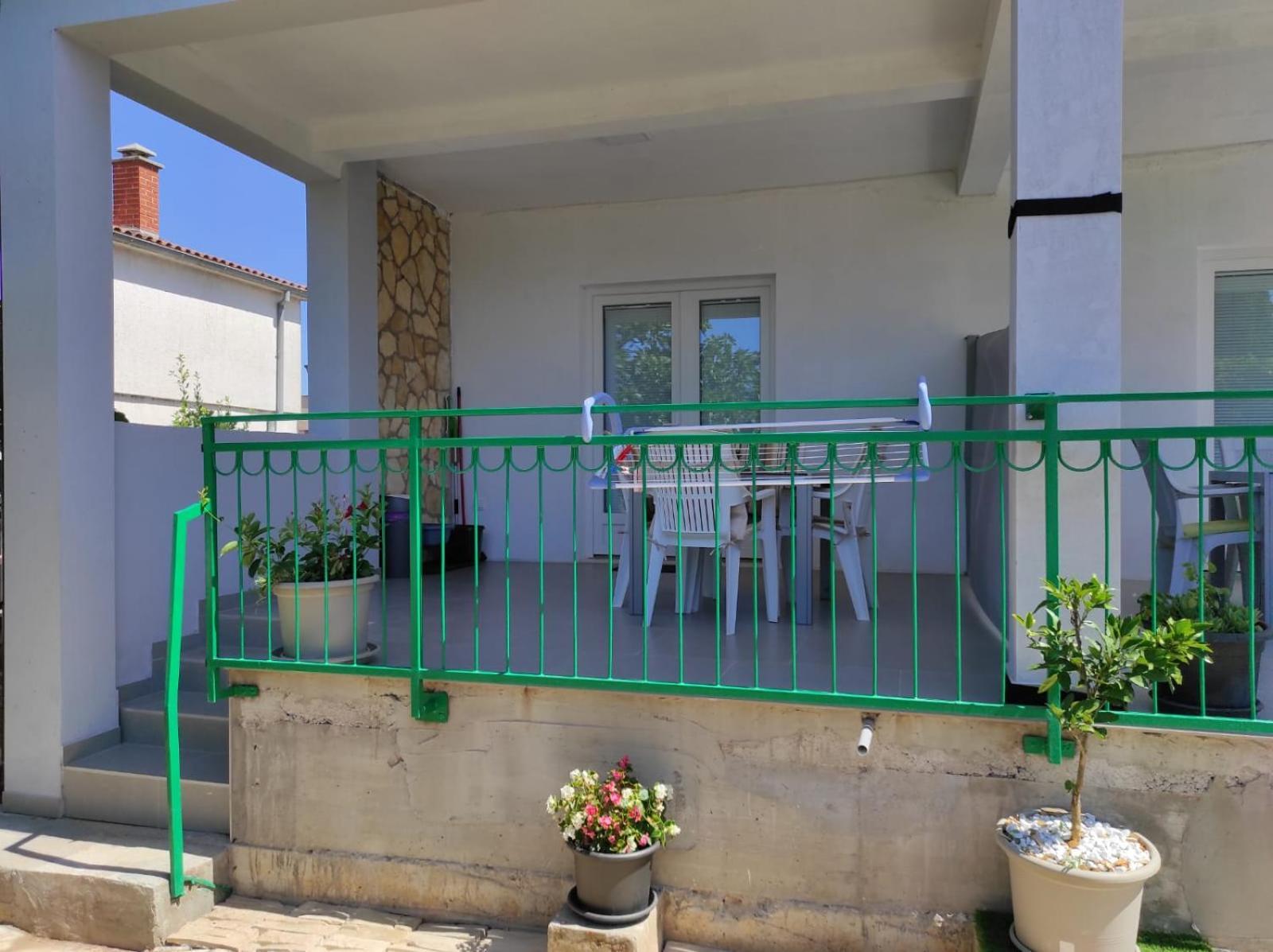 Apartment With Terrace And Garden Пировац Экстерьер фото